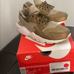 Nike air Huaraches Khaki (on hold)